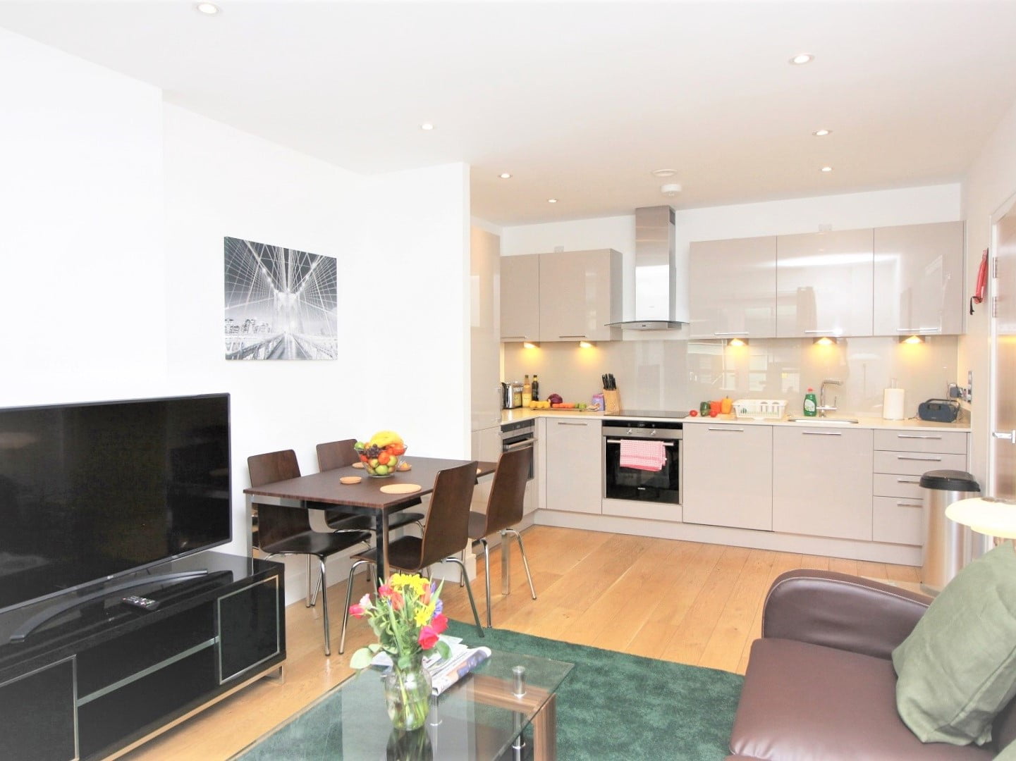 West London Serviced Apartments - Skerne Road Free Wifi Balcony Parking Apartments - Urban Stay