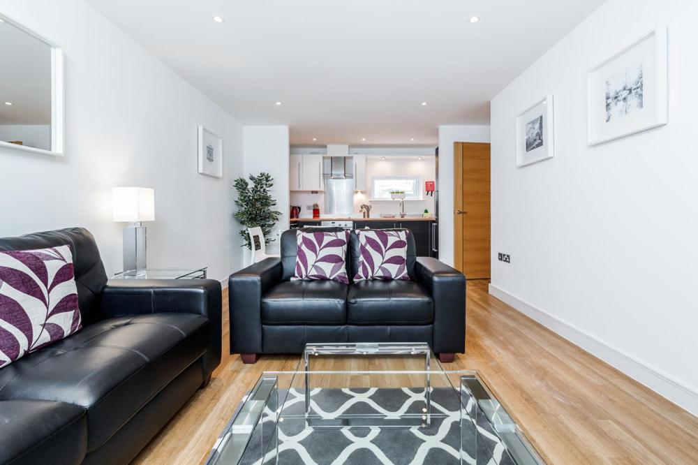 Book-Guildford-Short-Let-Apartments-with-free-Wifi-and-parking.-Book-furnished-serviced-apartments-in-Guildford-with-more-space-than-a-hotel!