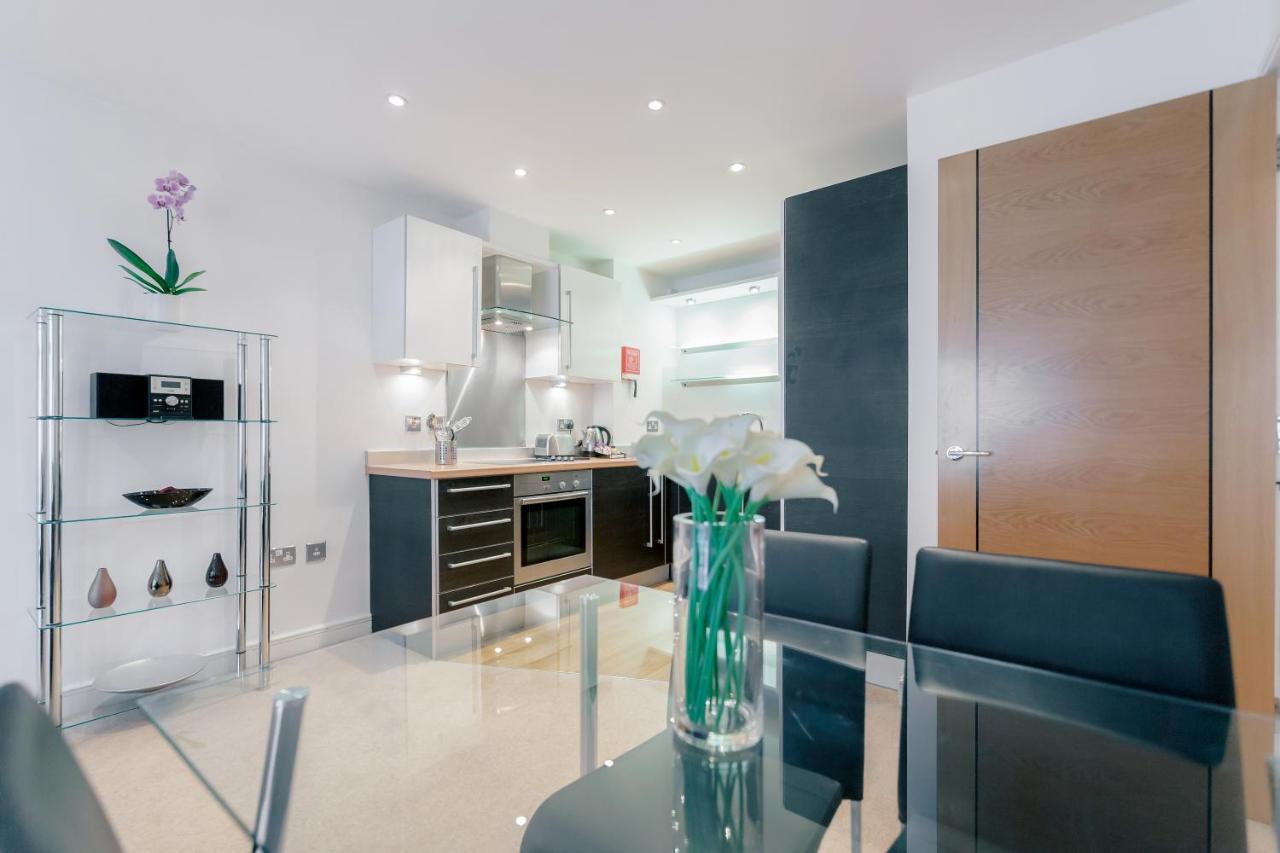Book-Guildford-Short-Let-Apartments-with-free-Wifi-and-parking.-Book-furnished-serviced-apartments-in-Guildford-with-more-space-than-a-hotel!-Urban-stay