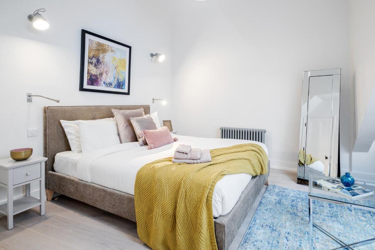 Charing-Cross-Accommodation-London-available-now!-Book-Serviced-Apartments-near-Soho,-The-West-End,-Piccadilly-Circus-&-Oxford-Street!-Urban-Stay