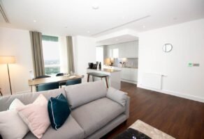 London Docklands Accommodation in Canary Wharf with aircon, parking, business centre, lift, balcony, gym, meeting rooms and concierge. Urban Stay Corporate Apartments