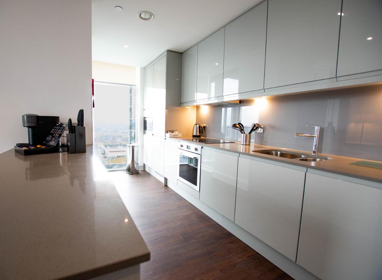 London-Docklands-Accommodation-in-Canary-Wharf-with-aircon,-parking,-business-centre,-lift,-balcony,-gym,-meeting-rooms-and-concierge.-Urban-Stay-Corporate-Apartments