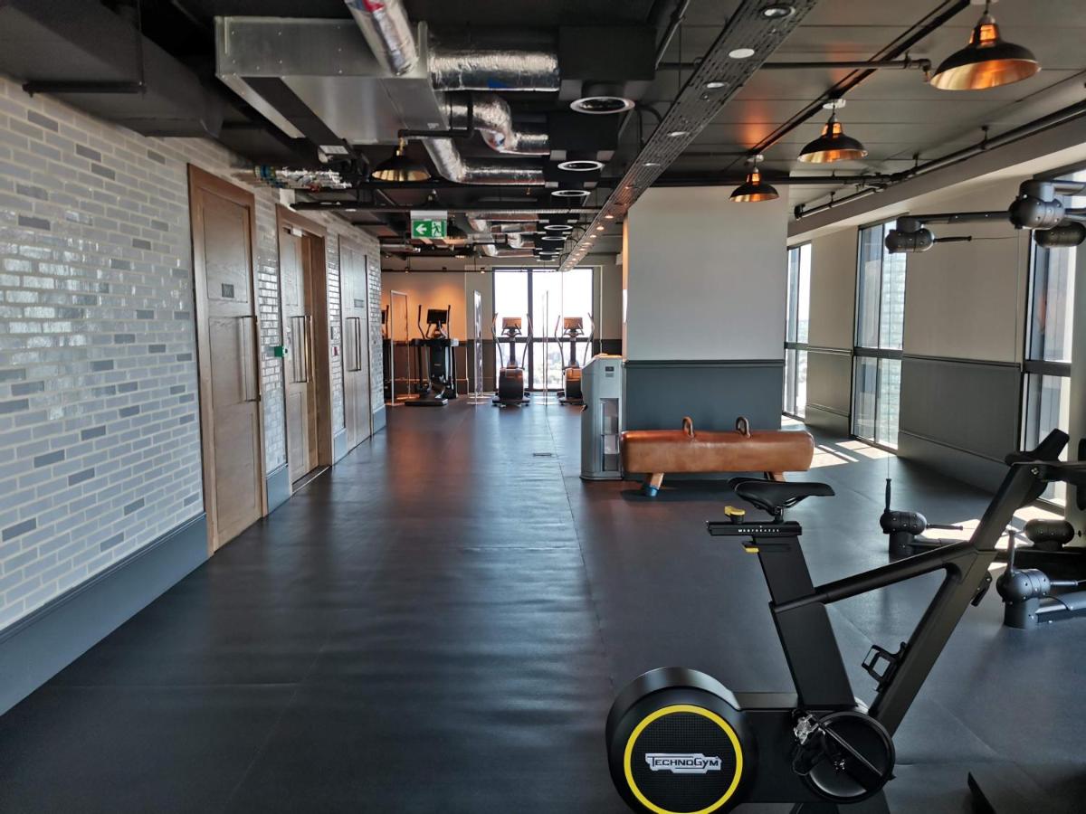 London-Docklands-Accommodation-in-Canary-Wharf-with-aircon,-parking,-business-centre,-lift,-balcony,-gym,-meeting-rooms-and-concierge.-Urban-Stay-Corporate-Apartments