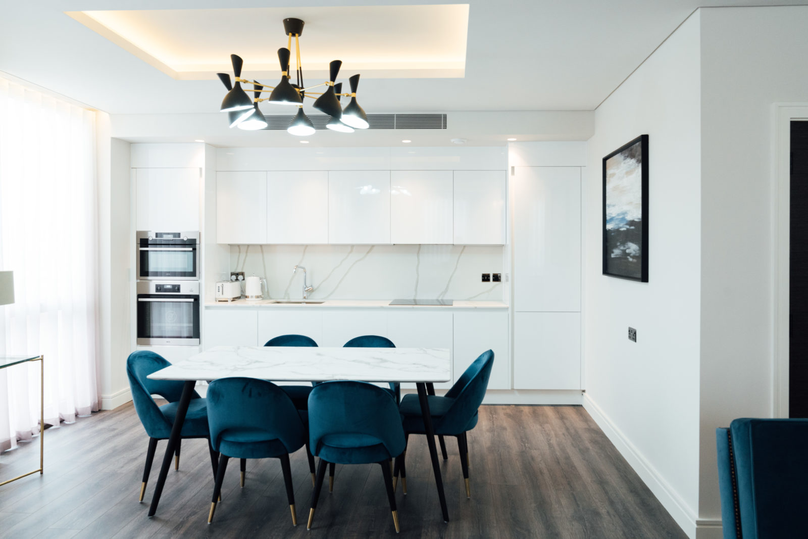Luxury-Apartments-Kensington-for-corporate-short-lets-and-leisure-stays.-Book-Russell-Gardens-Apartments-Central-London-with-balcony,-concierge-and-parking-Urban-Stay