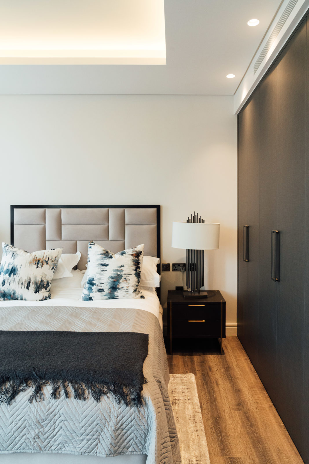 Luxury-Apartments-Kensington-for-corporate-short-lets-and-leisure-stays.-Book-Russell-Gardens-Apartments-Central-London-with-balcony,-concierge-and-parking-Urban-Stay