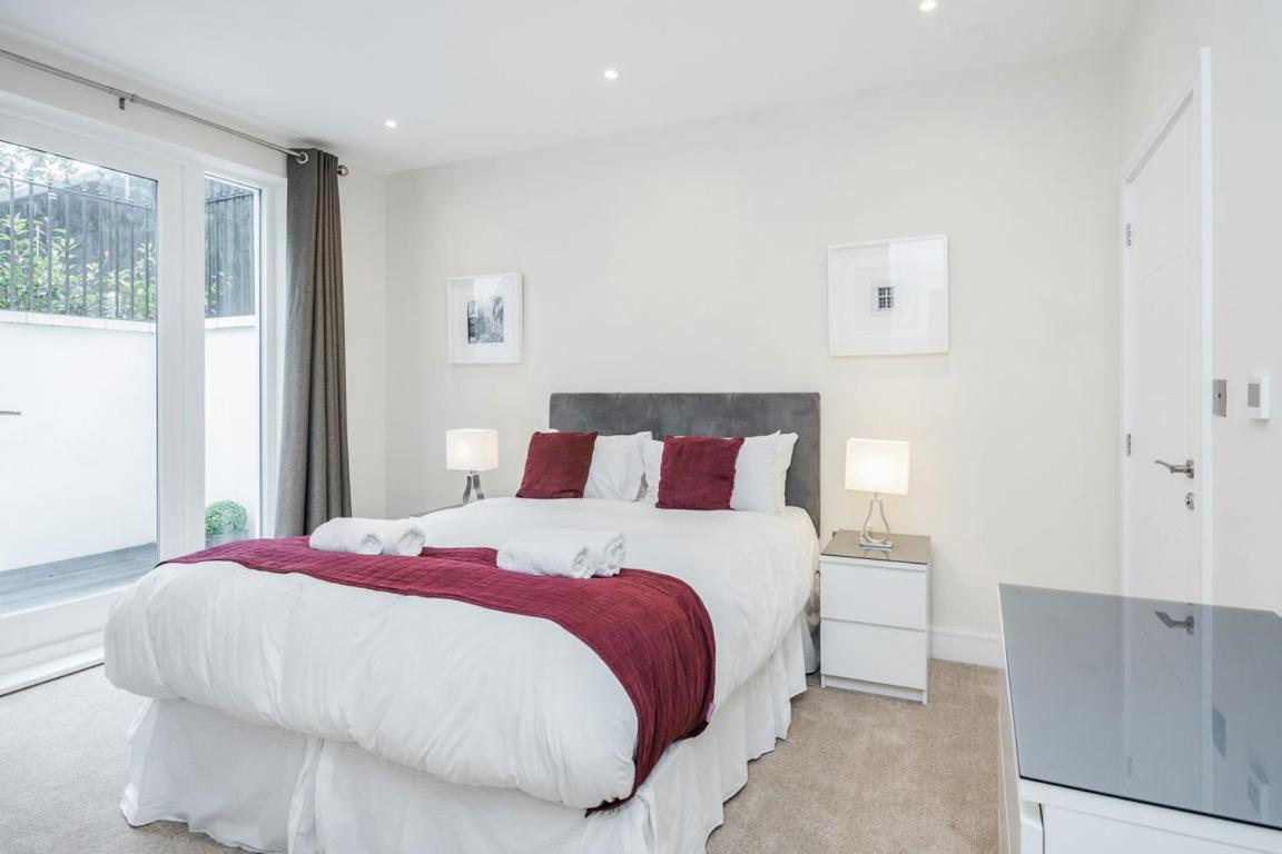 Our-Corporate-Accommodation-Surrey-is-fully-furnished-with-wifi,-parking-&all-bills-incl.-Book-serviced-apartments-in-Surbiton-Greater-London-Urban-Stay