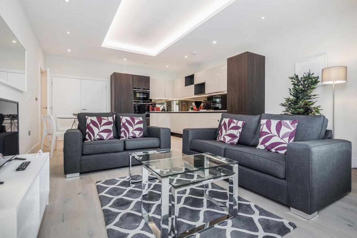 Our Serviced Accommodation Surrey are fully furnished with wifi, parking & all bills incl. Book corporate apartments in Surbiton Great London - Urban Stay