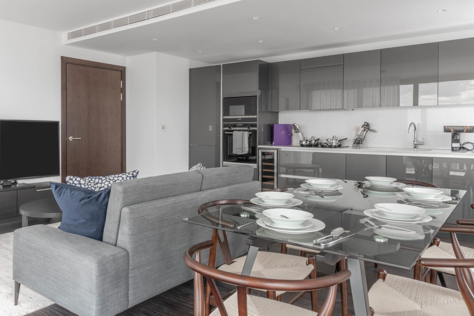 Tower-Hill-Serviced-Accommodation-with-lift,-reception,-pool,-gym,-jacuzzi,-garden-&-cinema!-Book-Luxury-Apartments-in-The-City-of-London-now-Urban-Stay