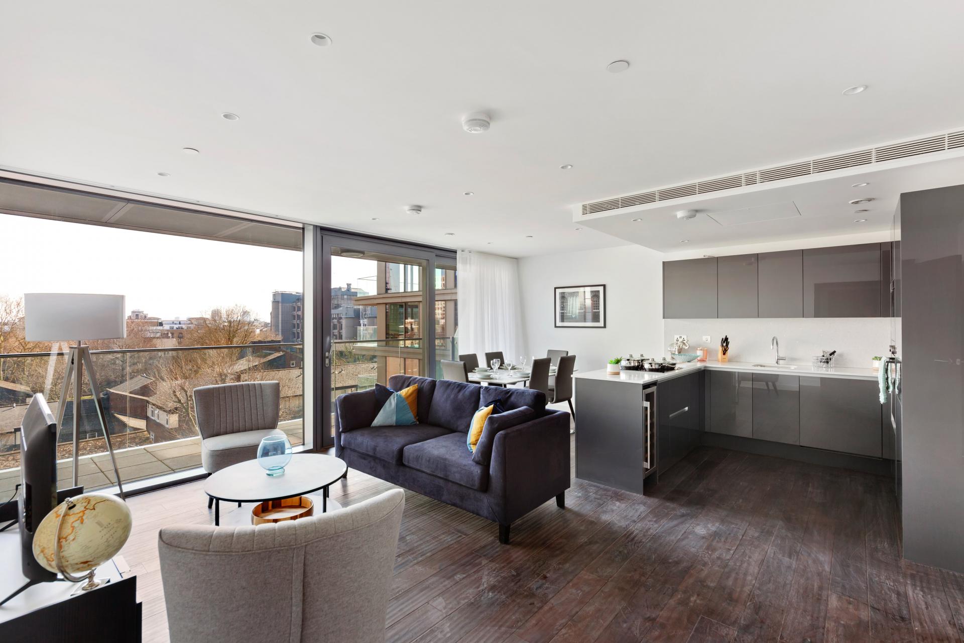 Tower Hill Serviced Accommodation with lift, reception, pool, gym, jacuzzi, garden & cinema! Book Luxury Apartments in The City of London now Urban Stay
