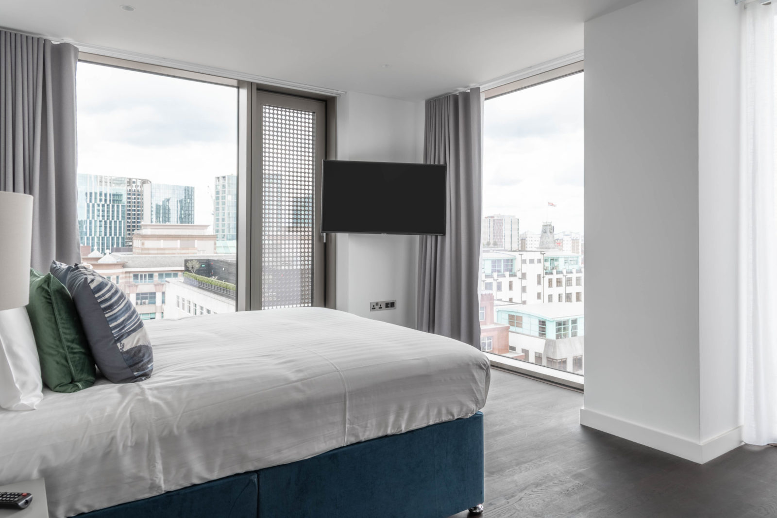 Tower-Hill-Serviced-Accommodation-with-lift,-reception,-pool,-gym,-jacuzzi,-garden-&-cinema!-Book-Luxury-Apartments-in-The-City-of-London-now-Urban-Stay