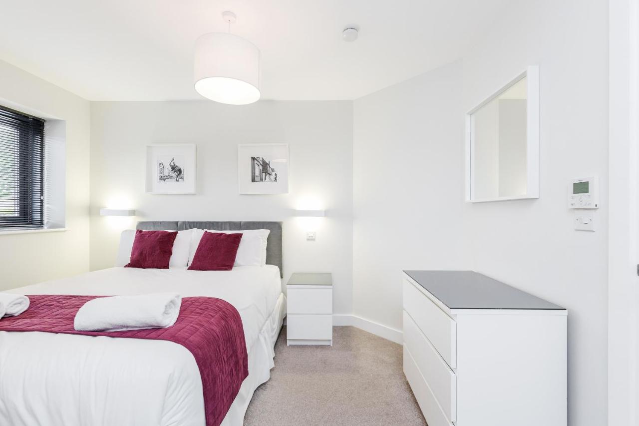 Our-Corporate-Accommodation-Bracknell-with-aircon,-balcony,-parking,-wifi.-Book-furnished-Serviced-Apartments-in-Berkshire-for-short-lets-now!-Urban-Stay