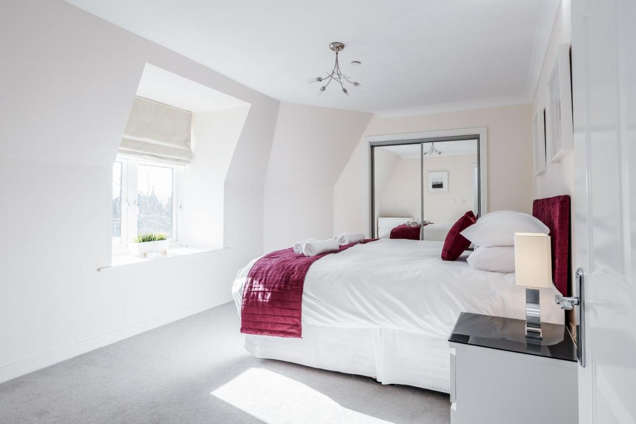 Our-Serviced-Accommodation-Leatherhead-offer-short-let-apartments-in-Surrey-for-holidays-or-business-travel.-Furnished,-All-Bills-Incl,-Parking,-Free-Wifi---Urban-Stay