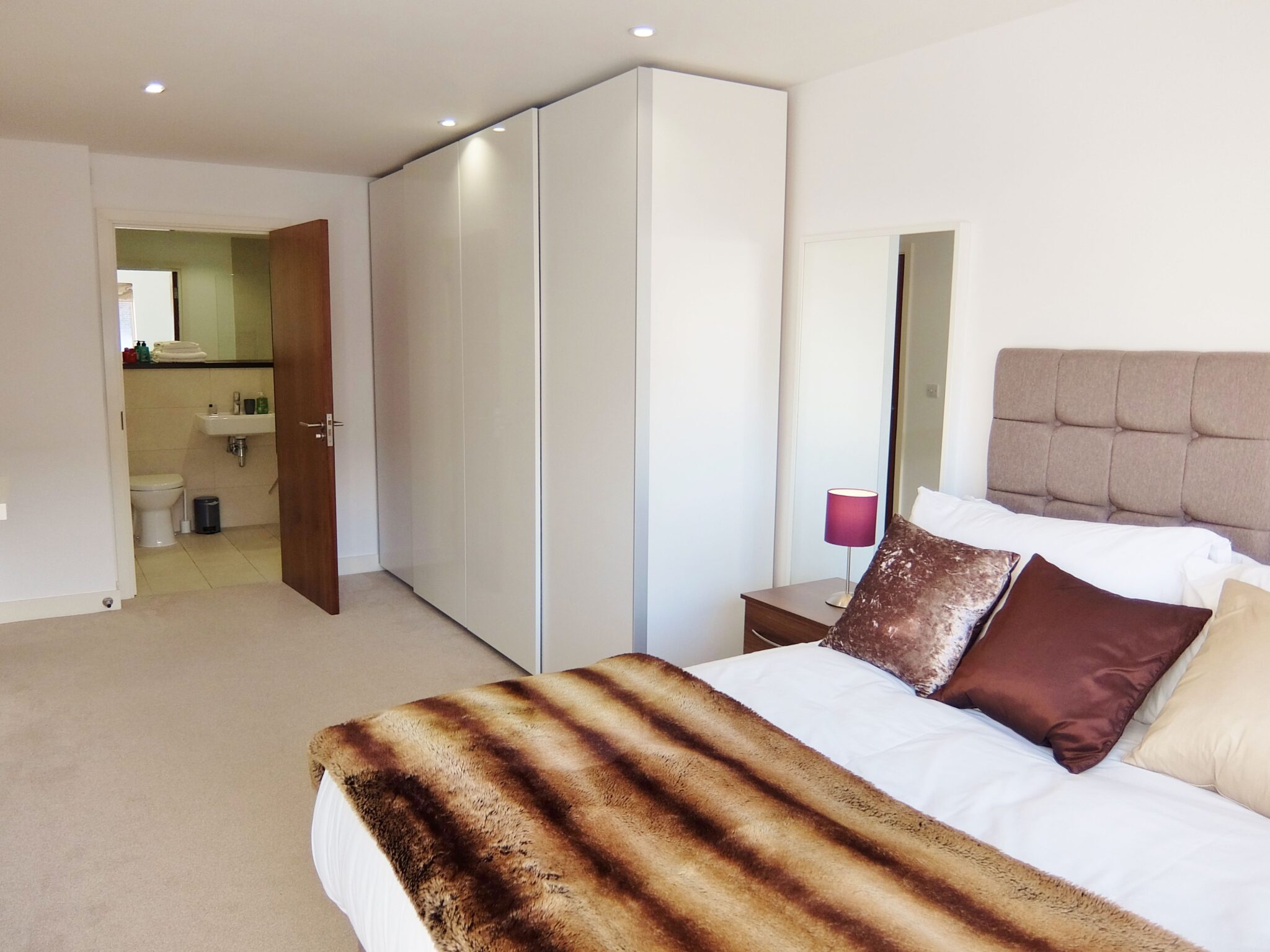 Ruislip Serviced Apartments a Modern 2 and 3 bedroom apartments in Ruislip centre, near transport and amenities. Enjoy a balcony, and Wi-Fi.