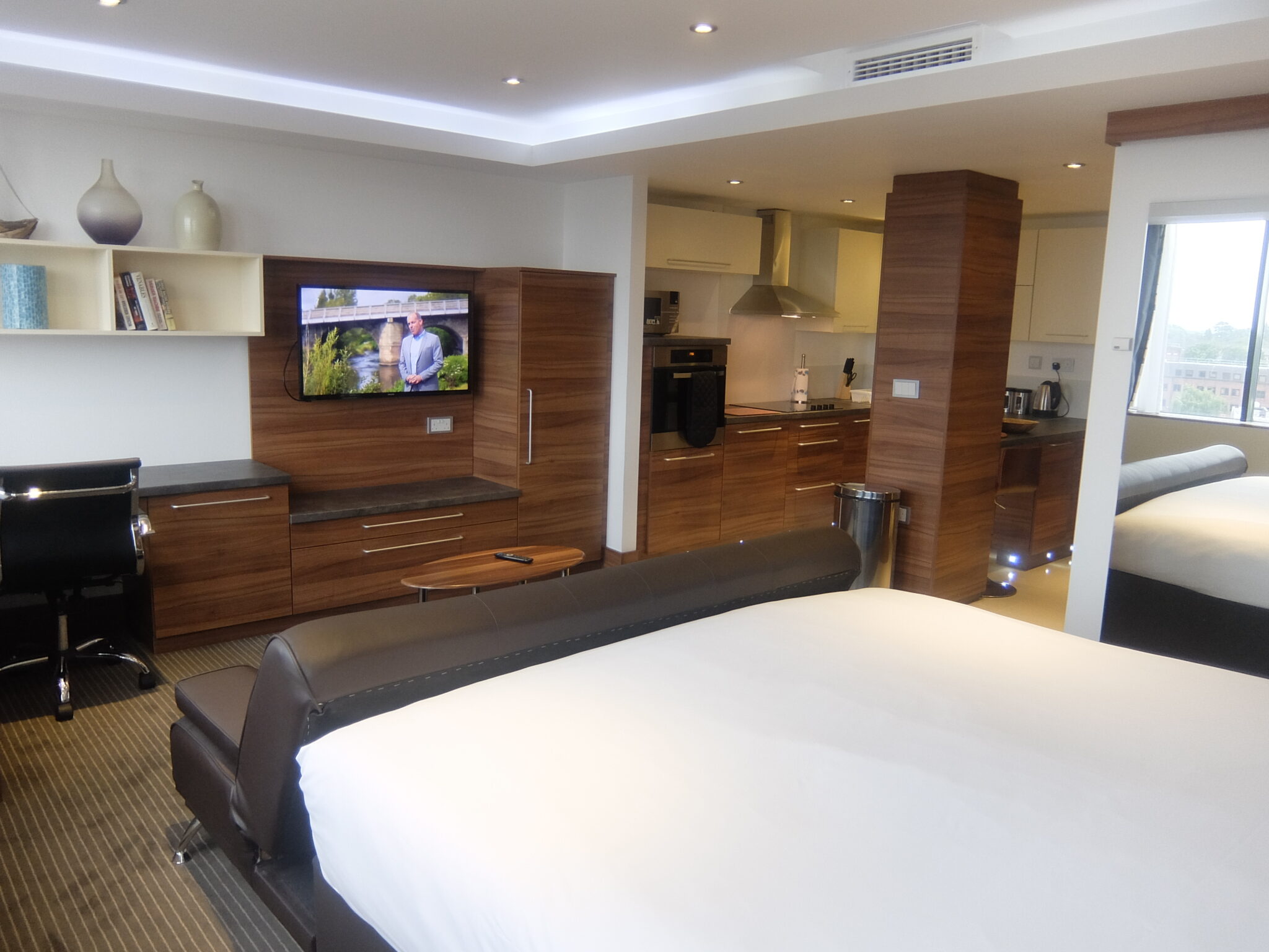 Serviced Apartments In Watford include free Wifi, TVs, and access to on-site facilities like a gym, bar, & restaurant.+44 (0) 208 691 3920