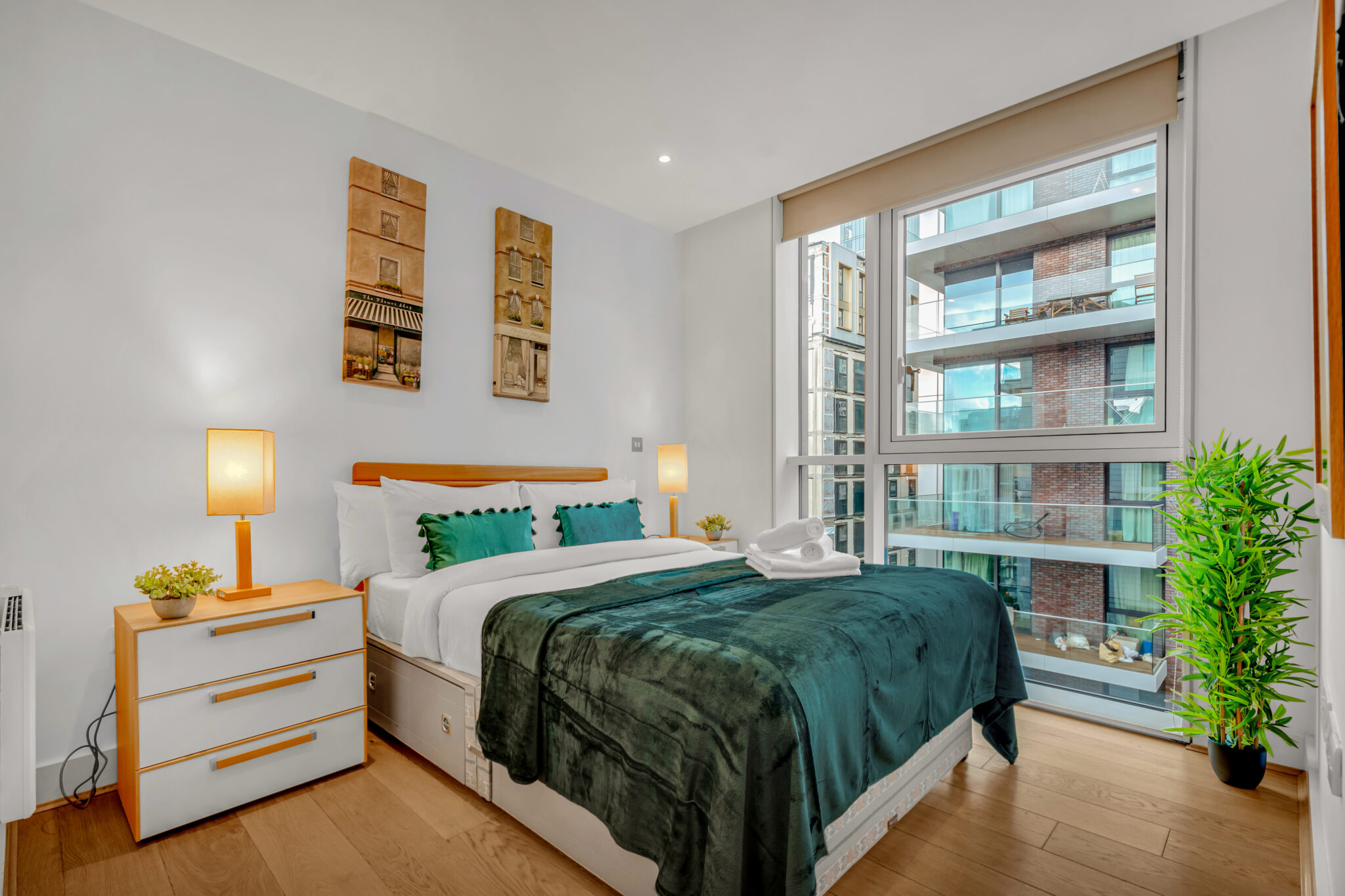 Book-modern-Serviced-Accommodation-Near-Aldgate-with-Lift-Access-and-Concierge.-Stay-Close-to-the-Tower-of-London-and-Liverpool-Street-Station-|-Urban-Stay