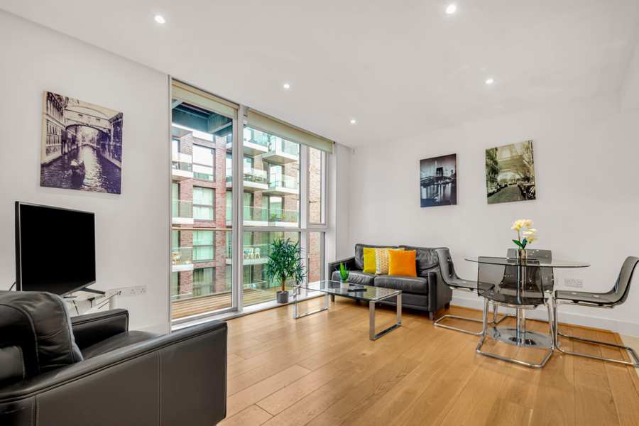 Book modern Serviced Accommodation Near Aldgate with Lift Access and Concierge. Stay Close to the Tower of London and Liverpool Street Station | Urban Stay