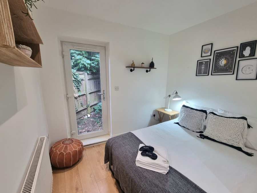 The Best Family Accommodation London with Parking, private Garden, Wifi, and Smart TY for Netflix. This 4bed 3bath Serviced Apartment in Lewisham is only 8 min to London Bridge, and 15min to Charing Cross and The West End