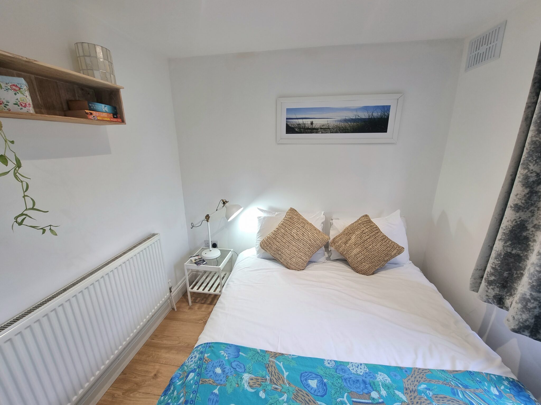 The-Best-Family-Accommodation-London-with-Parking,-private-Garden,-Wifi,-and-Smart-TY-for-Netflix.-This-4bed-3bath-Serviced-Apartment-in-Lewisham-is-only-8-min-to-London-Bridge,-and-15min-to-Charing-Cross-and-The-West-End