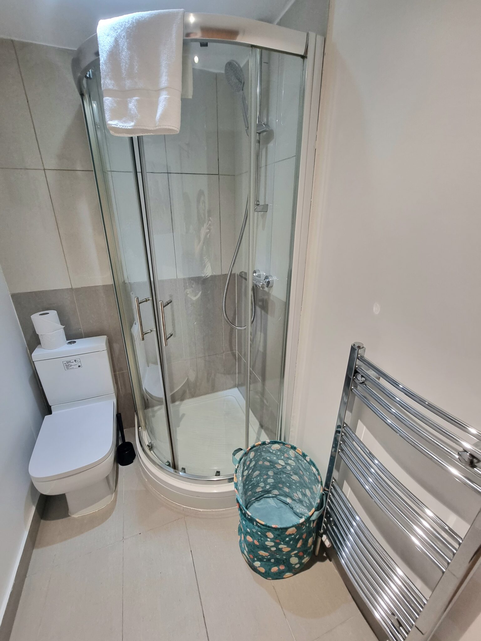 The-Best-Family-Accommodation-London-with-Parking,-private-Garden,-Wifi,-and-Smart-TY-for-Netflix.-This-4bed-3bath-Serviced-Apartment-in-Lewisham-is-only-8-min-to-London-Bridge,-and-15min-to-Charing-Cross-and-The-West-End