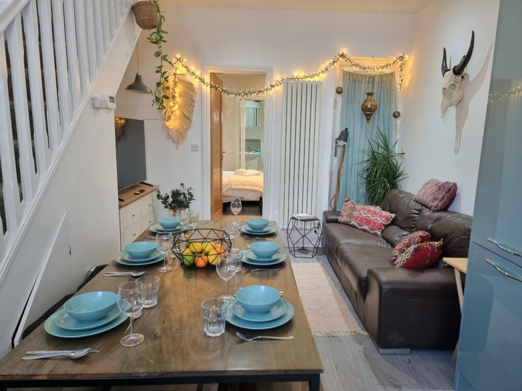 Book Family Accommodation London with Parking, Garden, Wifi, Netflix. This 4bed 3bath Serviced Apartment is only 8 min to London Bridge!