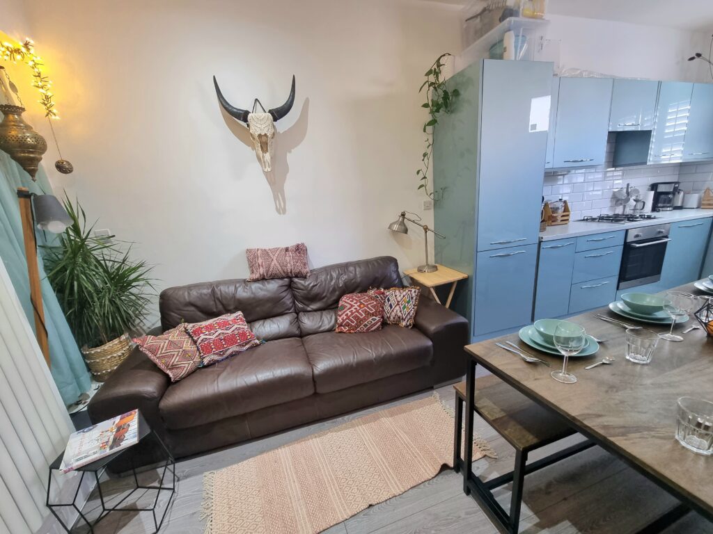 The Best Family Accommodation London with Parking, private Garden, Wifi, and Smart TY for Netflix. This 4bed 3bath Serviced Apartment in Lewisham is only 8 min to London Bridge, and 15min to Charing Cross and The West End