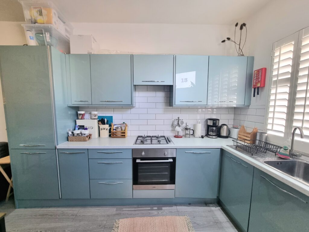 The Best Family Accommodation London with Parking, private Garden, Wifi, and Smart TY for Netflix. This 4bed 3bath Serviced Apartment in Lewisham is only 8 min to London Bridge, and 15min to Charing Cross and The West End