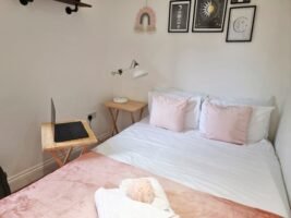 Book The Best Family Accommodation in London near Greenwich, Canary Wharf, London Bridge and tourist sights!Pet friendly apartment with garden | Urban Stay