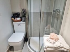 Book The Best Family Accommodation in London near Greenwich, Canary Wharf, London Bridge and tourist sights!Pet friendly apartment with garden | Urban Stay