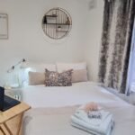 Book The Best Family Accommodation in London near Greenwich, Canary Wharf, London Bridge and tourist sights!Pet friendly apartment with garden | Urban Stay
