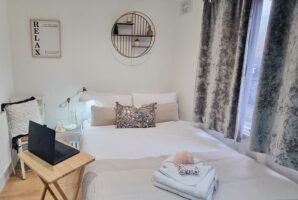 Book The Best Family Accommodation in London near Greenwich, Canary Wharf, London Bridge and tourist sights!Pet friendly apartment with garden | Urban Stay