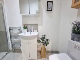 Book The Best Family Accommodation in London near Greenwich, Canary Wharf, London Bridge and tourist sights!Pet friendly apartment with garden | Urban Stay