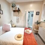 Book The Best Family Accommodation in London near Greenwich, Canary Wharf, London Bridge and tourist sights!Pet friendly apartment with garden | Urban Stay