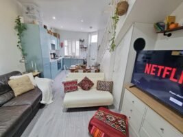 Book The Best Family Accommodation in London near Greenwich, Canary Wharf, London Bridge and tourist sights!Pet friendly apartment with garden | Urban Stay