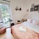 Book The Best Family Accommodation in London near Greenwich, Canary Wharf, London Bridge and tourist sights!Pet friendly apartment with garden | Urban Stay