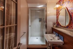 Stay in our Serviced Apartments Chiswick with modern amenities, fully equipped kitchens, and easy access to shops, transport, and attractions.