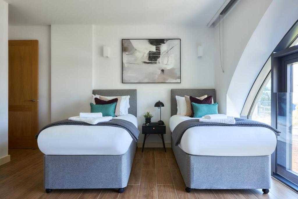 Book-one-of-Our-Best-West-London-Accommodation-for-Business-Travellers-with-our-Serviced-Apartments-in-Brentford-at-St-George's-Church!-Urban-Stay