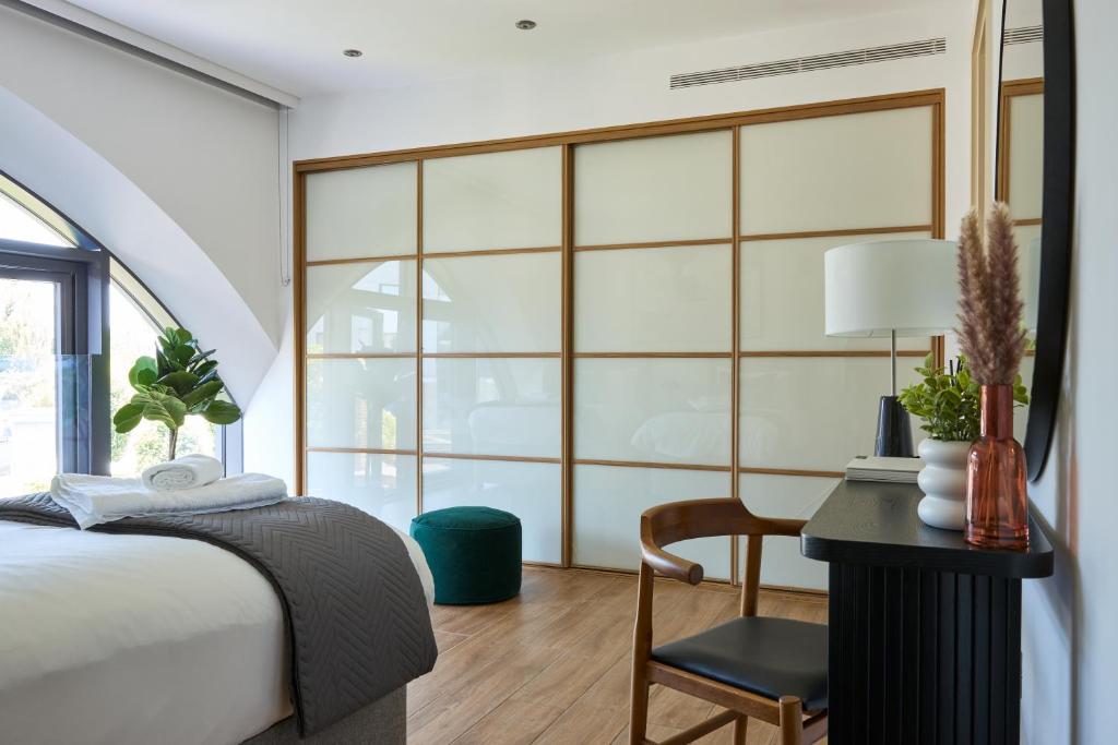 Book-one-of-Our-Best-West-London-Accommodation-for-Business-Travellers-with-our-Serviced-Apartments-in-Brentford-at-St-George's-Church!-Urban-Stay