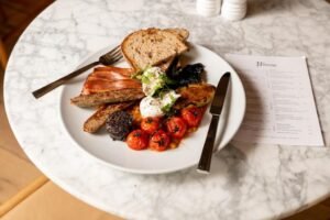 Stay in our Serviced Apartments Chiswick with modern amenities, fully equipped kitchens, and easy access to shops, transport, and attractions.