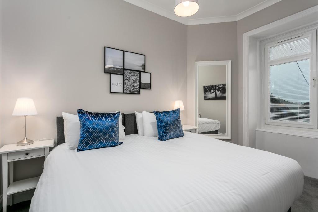 Experience premium Prestwick Serviced Accommodation at Seaforth Suite. Exceptional comfort in a prime location awaits. | Urban Stay