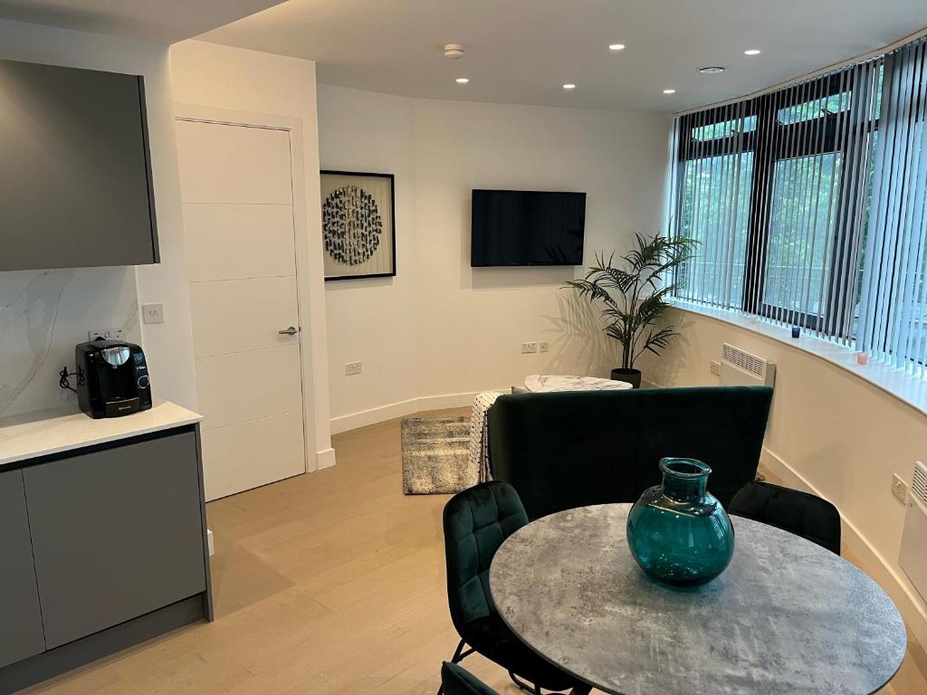 Enjoy-comfort-in-our-Serviced-Apartments-in-Brentford.-This-West-London-accommodation-near-Richmond-and-Kew-offers-leisure-and-corporate-stays