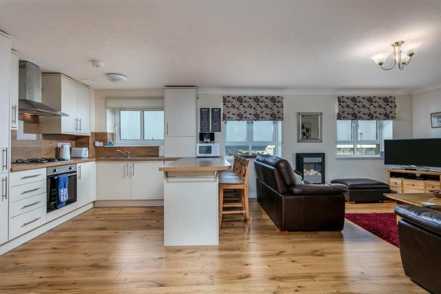 Book Serviced Accommodation Ayr near Gatwick Prestwick Airport, Ayr Beach, Prestwick Golf Club, Ayr Racecourse! Long Stay Discounts Available | Urban Stay