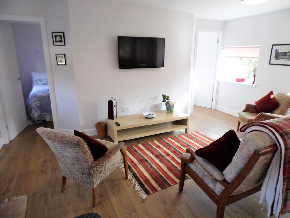 Book fully furnished Milton of Campsie Accommodation for your self-catering holiday in North Glasgow! More Privacy and Cheaper than a Hotel! Urban Stay