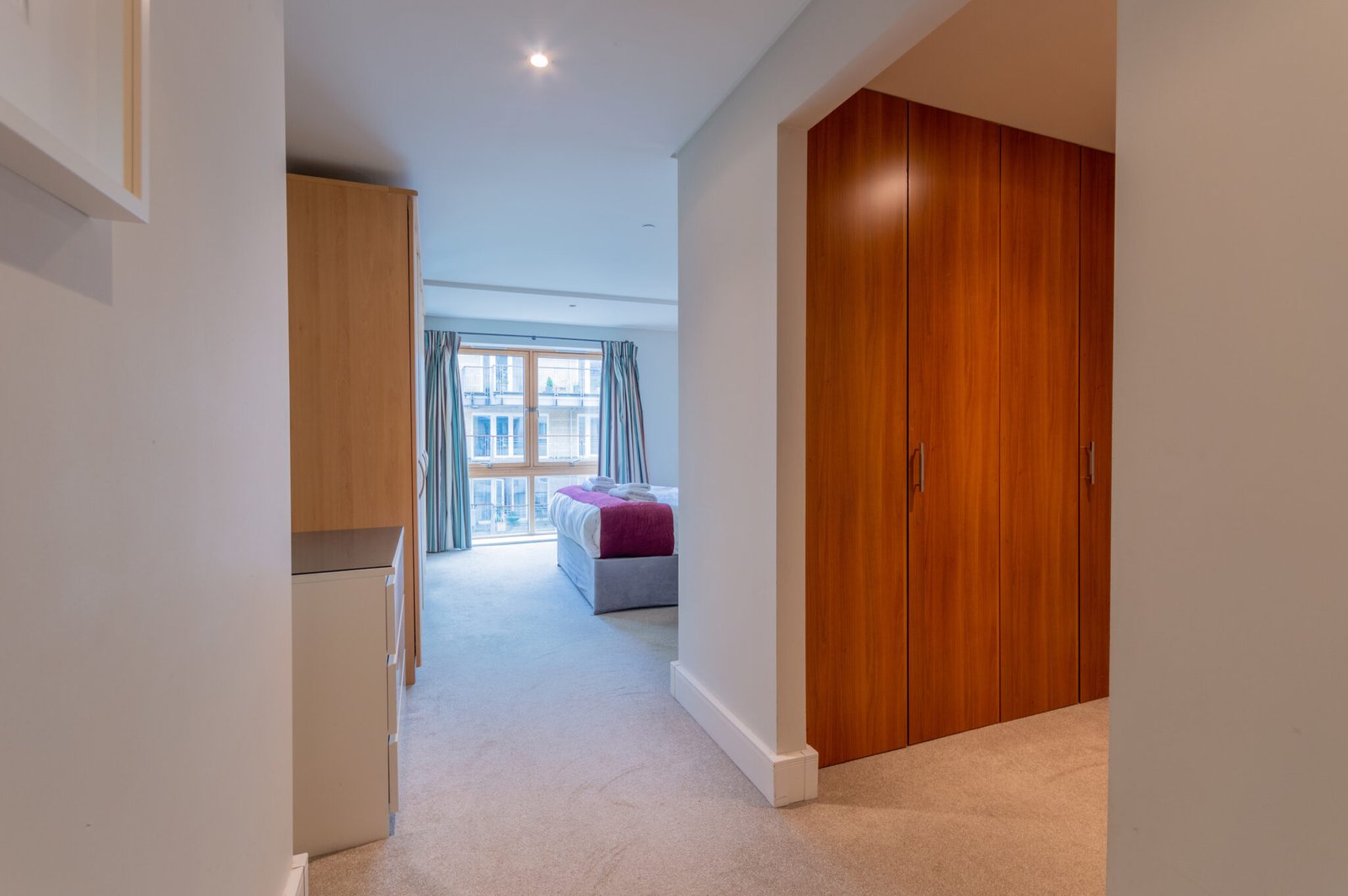 Accommodation in Kingston Upon Thames – Marina | Urban Stay-HDR Discover-exceptional-accommodation-in-Kingston-Upon-Thames-at-Marina-by-Urban-Stay.-Explore-our-special-amenities-including-modern-furnishings,-convenient-location,-and-top-notch-services.-Experience-comfort-and-convenience-during-your-stay.-Book-now!