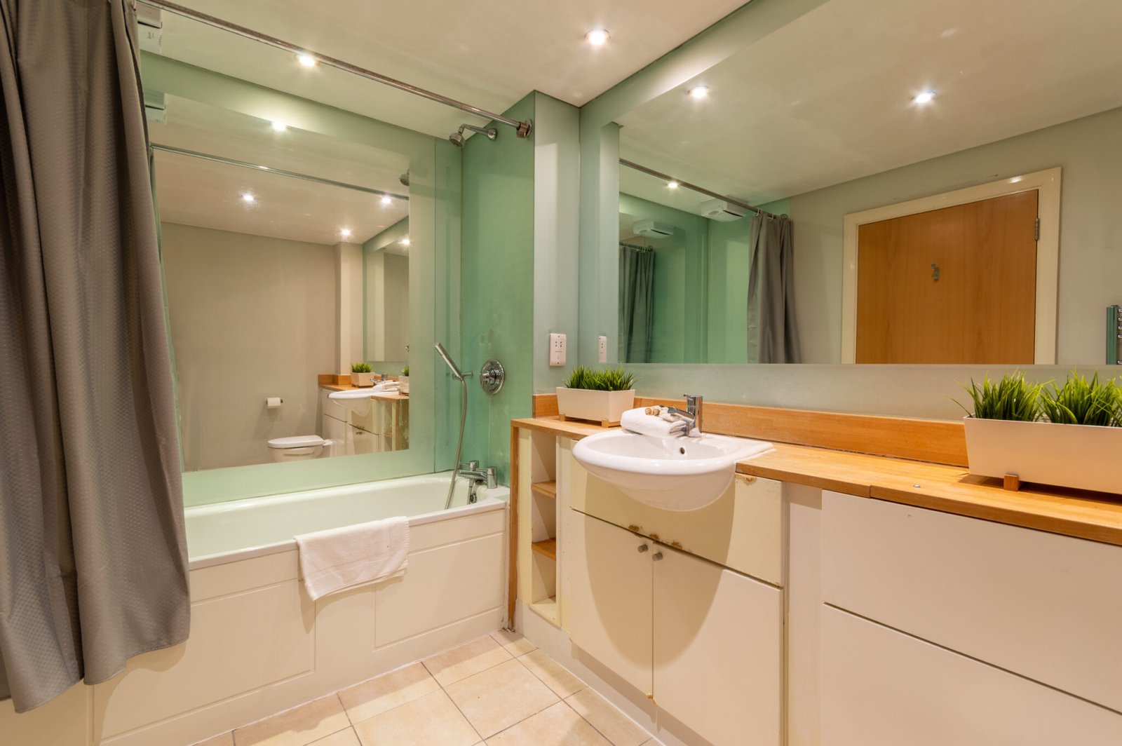 Accommodation in Kingston Upon Thames – Marina | Urban Stay-HDR-Edit Discover-exceptional-accommodation-in-Kingston-Upon-Thames-at-Marina-by-Urban-Stay.-Explore-our-special-amenities-including-modern-furnishings,-convenient-location,-and-top-notch-services.-Experience-comfort-and-convenience-during-your-stay.-Book-now!