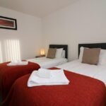 Experience comfort in our 2-bedroom Accommodation Near Glasgow Airport . Newly renovated with modern furnishings, it boasts spacious rooms and easy access to shops, bars, and the ON-X Linwood sport center Book Now.