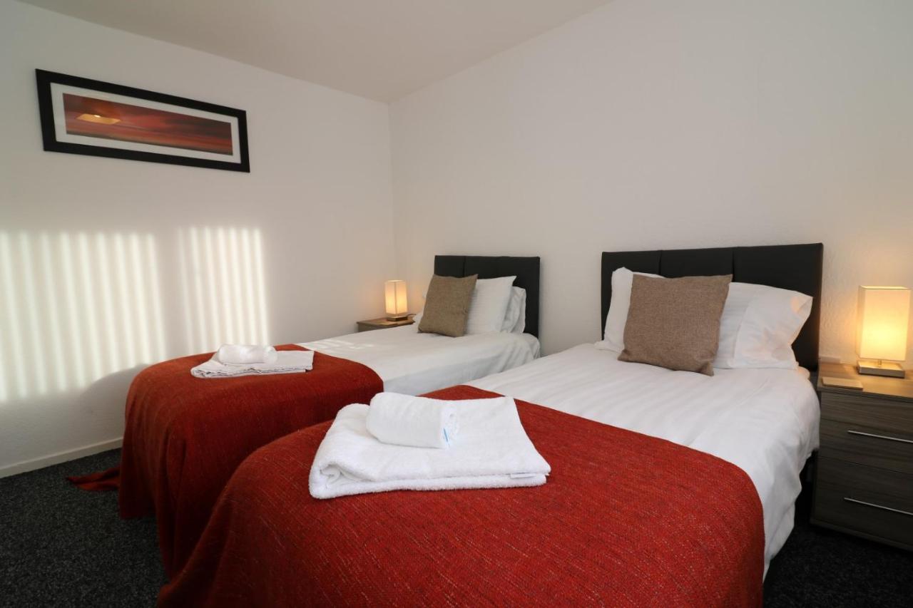 Experience comfort in our 2-bedroom Accommodation Near Glasgow Airport . Newly renovated with modern furnishings, it boasts spacious rooms and easy access to shops, bars, and the ON-X Linwood sport center Book Now.