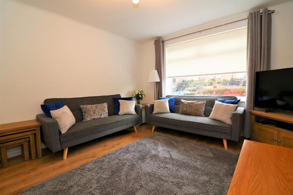 Book Modern Scotstounhill Accommodation near Glasgow City centre. Our Serviced Apartments are Fully Furnished with All Bills Incl and Cheaper Than Hotels! | Urban Stay