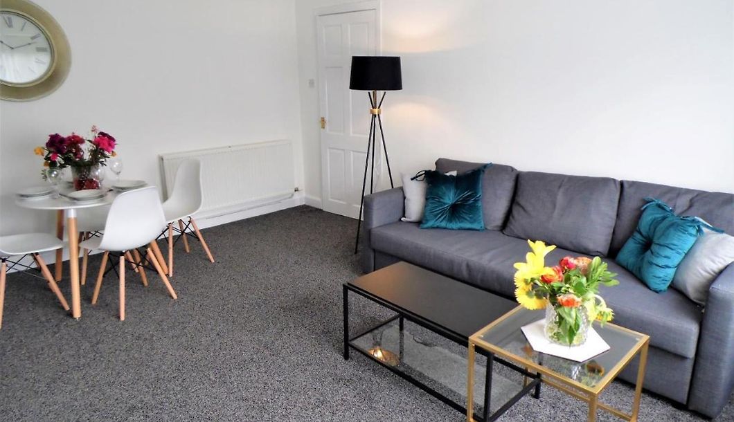 Discover comfort in Hillington Accommodation, Craigmuir Glasgow. Fully furnished, complimentary WiFi, and modern amenities. Reserve your stay now! | Urban Stay