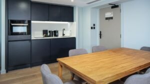 Serviced accommodation in Birmingham provide you all bills included, Chrome Cast TV, a pet-friendly and luggage lockers and co-working space.