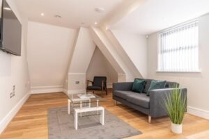 Experience luxury accommodation in Reading at Bond House Apartments. Modern amenities, central location near Reading Station. | Urban Stay